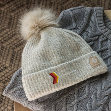 Load image into Gallery viewer, Columbia pom-pom beanie

